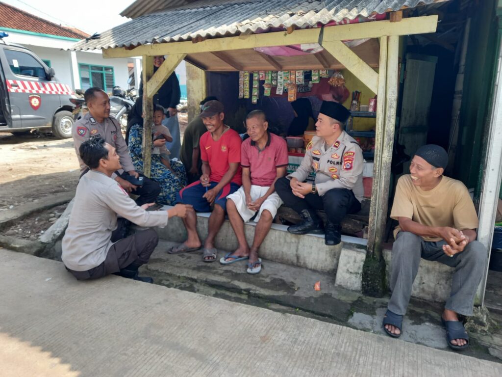 Kanit Binmas Polsek Cimanuk Bripka Kleja Jalin Kedekatan dan Komunikasi dengan Warga Desa Cimanuk 2 WhatsApp Image 2024 06 25 at 00.45.32
