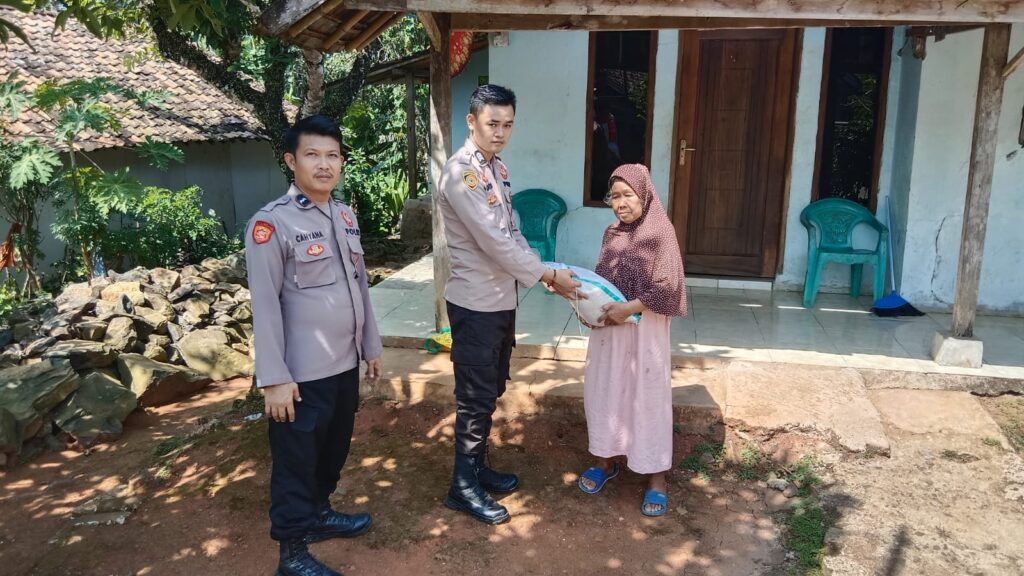 Bhabinkamtibmas Polsek Cigeulis Sambangi Warga Masyarakat dan Berikan Bantuan Sosial 3 WhatsApp Image 2024 06 25 at 01.05.13