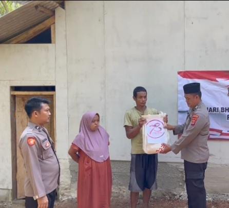 Polsek Cigeulis bersama Bhabinkamtibmas Sambangi Warga Masyarakat dan Berikan Bantuan Sosial 4 WhatsApp Image 2024 06 25 at 01.05.25