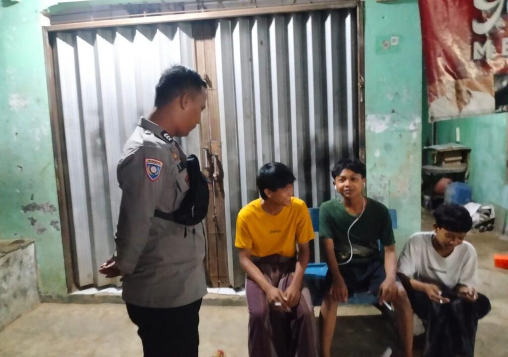 Bhabinkamtibmas Polsek Angsana Polres Pandeglang Laksanakan Patroli Malam di Desa Angsana dan Sampaikan Pesan Kamtibmas 6 WhatsApp Image 2024 06 25 at 06.06.01 1