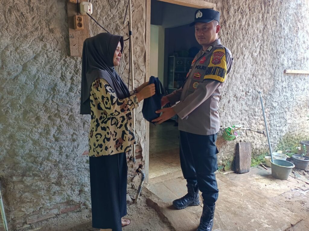 Polsek Cikeusik Gelar Bansos Kepada Ibu Ratih di Desa Cikiruhwetan 8 WhatsApp Image 2024 06 25 at 06.20.40