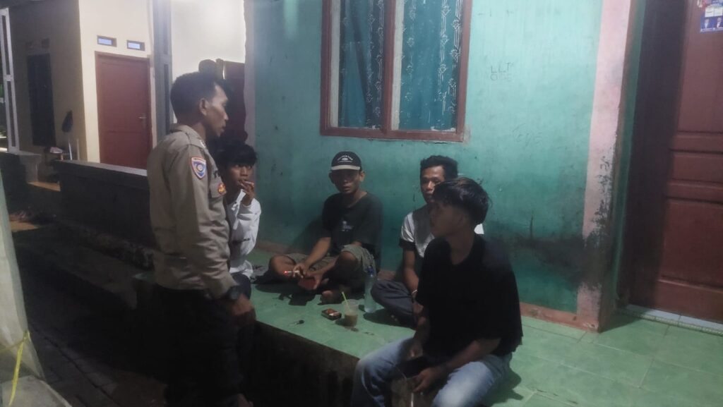 Polsek Carita: Bripka Yudi Melaksanakan Patroli Malam 9 WhatsApp Image 2024 06 25 at 06.36.06