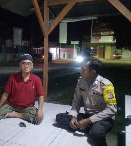 Polsek Carita: Personil Melaksanakan Patroli Malam dan Berbincang dengan Warga 10 WhatsApp Image 2024 06 25 at 06.37.43
