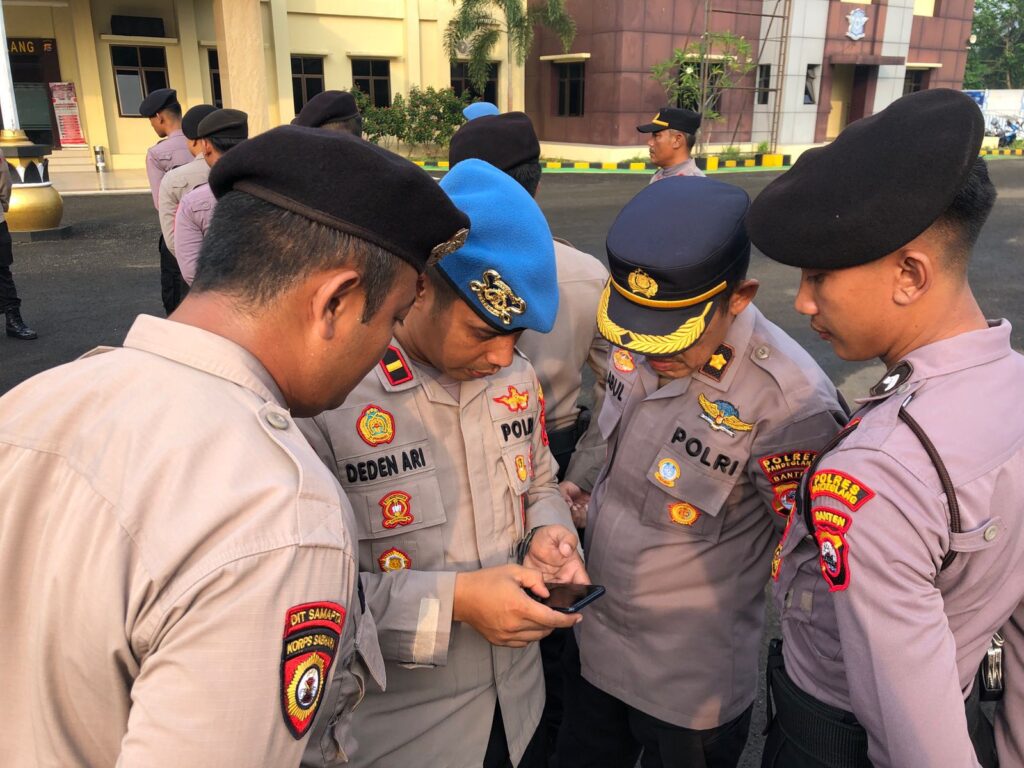 Wakapolres Pandeglang Cek HP Personel, Berantas Judi Online 1 WhatsApp Image 2024 06 25 at 07.54.45