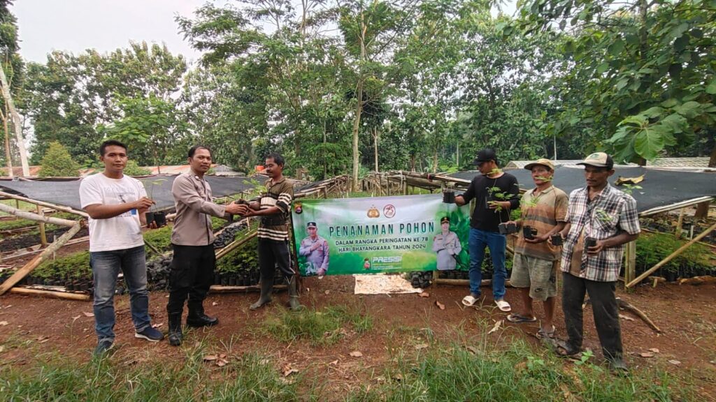 Polsek Banjar Tanam 150 Bibit Pohon Sengon dalam Rangka HUT Bhayangkara ke-78 2 WhatsApp Image 2024 06 25 at 08.48.19