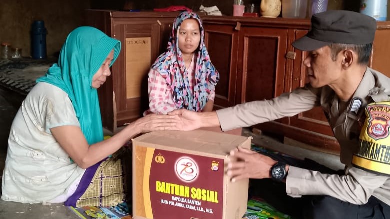 Bhabinkamtibmas Polsek Banjar Berbagi Sembako dalam Peringatan Hari Bhayangkara ke-78 1 WhatsApp Image 2024 06 25 at 09.03.22