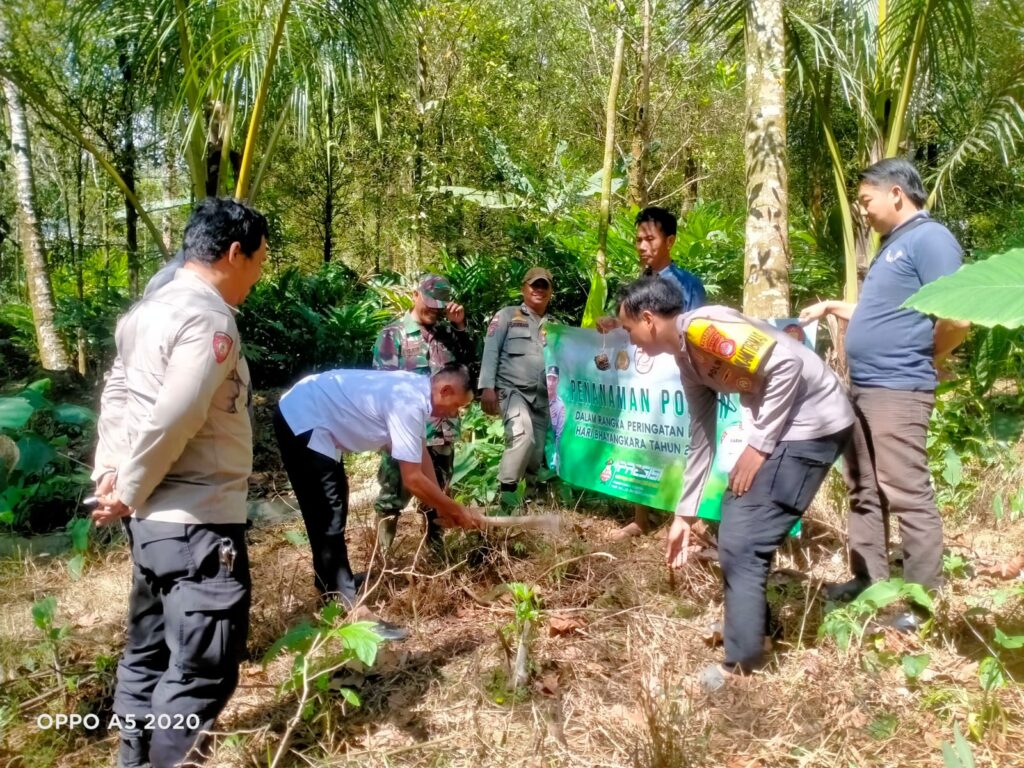 Polsek Pulosari Tanam 100 Pohon dalam Rangka HUT Bhayangkara ke 78 1 WhatsApp Image 2024 06 27 at 01.20.24