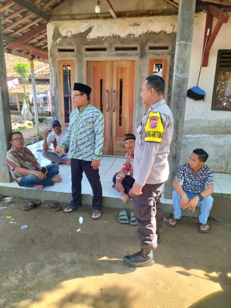 Bhabinkamtibmas Polsek Carita Lakukan Patroli dan Berbincang-Bincang dengan Warga 3 WhatsApp Image 2024 06 27 at 04.55.17