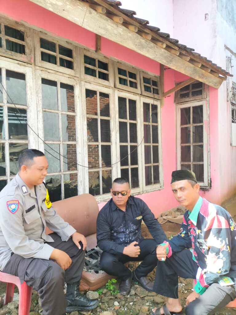 Personil Polsek Carita Bersilaturahmi dengan Tokoh Pemuda di Desa Sukarame 5 WhatsApp Image 2024 06 27 at 05.00.42