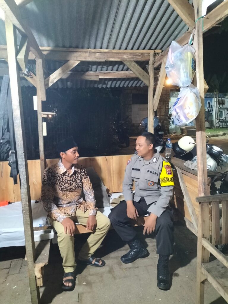 Bhabinkamtibmas Polsek Carita Melaksanakan Patroli Malam dan Berbincang dengan Warga di Desa Sukajadi 8 WhatsApp Image 2024 06 27 at 05.10.43