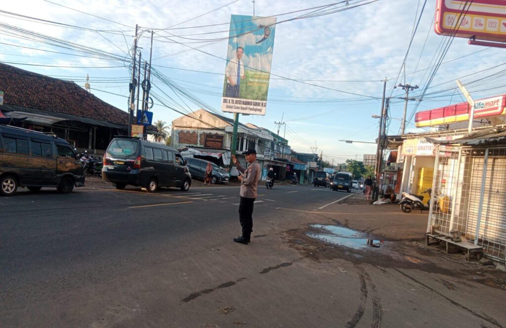 Polsek Cadasari Gelar Pengaturan Lalu Lintas Pagi Hari di Depan Pasar Cadasari 3 WhatsApp Image 2024 06 27 at 09.32.17