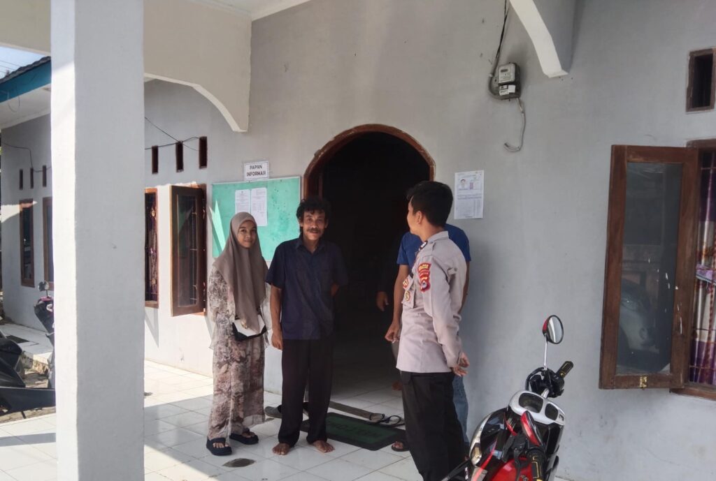 Kapolsek Cikedal Bersama Anggota Polsek Cikedal Sambangi Warga Desa Kecamatan Cikedal 8 WhatsApp Image 2024 06 28 at 00.48.25