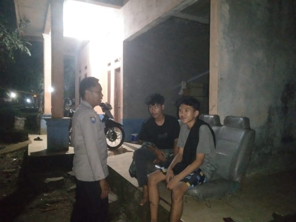 Polsek Cikedal Sambangi Remaja Nongkrong, Antisipasi Kenakalan Remaja 10 WhatsApp Image 2024 06 28 at 00.51.21