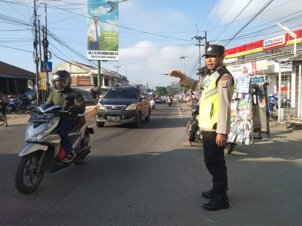 Anggota Polsek Cadasari Atur Lalu Lintas Pagi di Depan Pasar untuk Kelancaran dan Keamanan 9 WhatsApp Image 2024 06 28 at 08.21.39