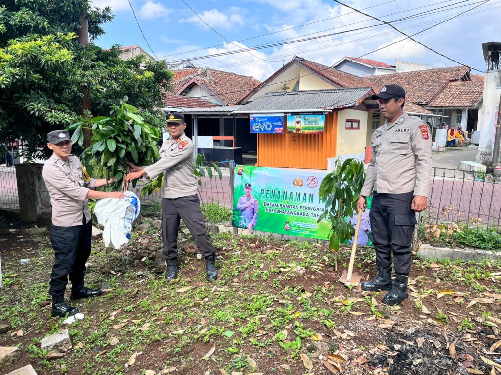 Polsek Cadasari Tanam 100 Pohon untuk Penghijauan dalam Rangka HUT Bhayangkara ke 78 8 WhatsApp Image 2024 06 28 at 08.22.14