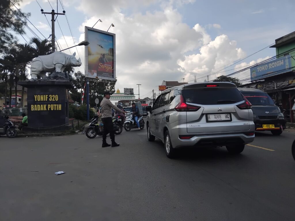 Polsek Cadasari Melakukan Pengaturan Lalu Lintas di Depan Pasar Cadasari 5 WhatsApp Image 2024 06 28 at 08.23.15