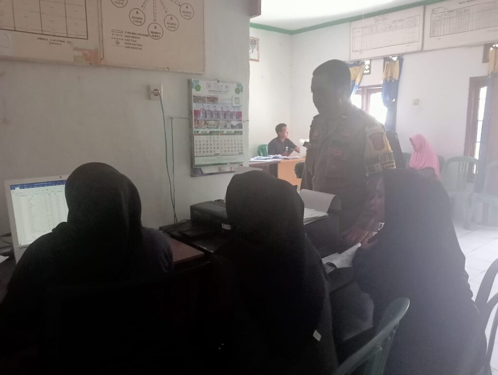 Bhabinkamtibmas Polsek Cadasari Lakukan Sambang ke Kantor Desa Koranji 4 WhatsApp Image 2024 06 28 at 08.23.45