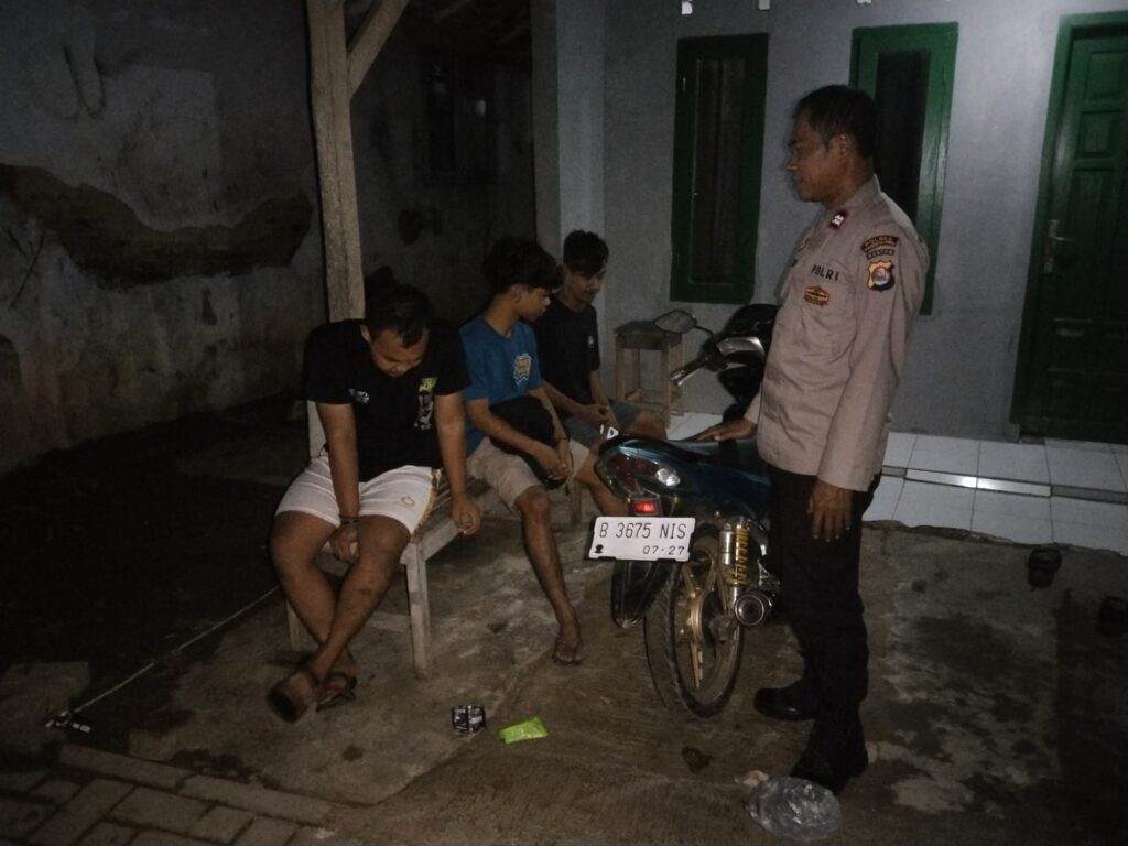 Polsek Cadasari: Sambangi Warga Binaan pada Malam Hari Berikan Himbauan Kamtibmas 1 WhatsApp Image 2024 06 28 at 08.25.10