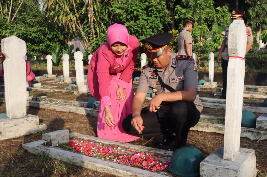 Kasat Samapta Polres Pandeglang Hadiri Upacara dan Tabur Bunga di Taman Makam Pahlawan Cihaseum untuk Peringati Hari Bhayangkara ke-78 6 WhatsApp Image 2024 06 28 at 10.44.30