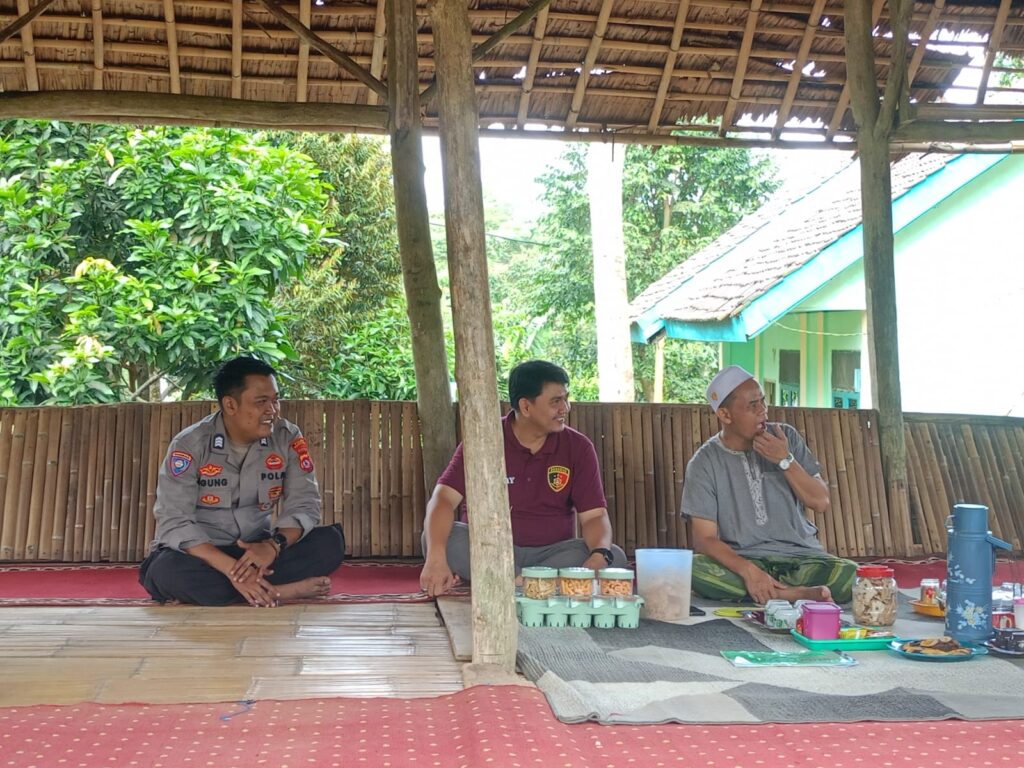 Polsek Bojong Polres Pandeglang Gelar Silaturahmi Kamtibmas dengan Mengunjungi Tokoh Masyarakat 4 WhatsApp Image 2024 06 28 at 14.54.59