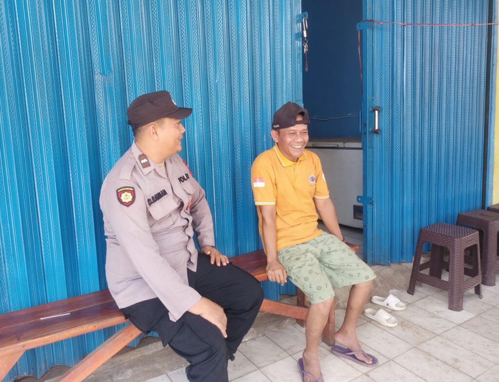 Bhabinkamtibmas Polsek Bojong Polres Pandeglang Bripka Uli Laksanakan Patroli Dialogis di Desa Cijakan, Berikan Pesan Kamtibmas kepada Warga Binaan 10 WhatsApp Image 2024 06 29 at 15.23.04