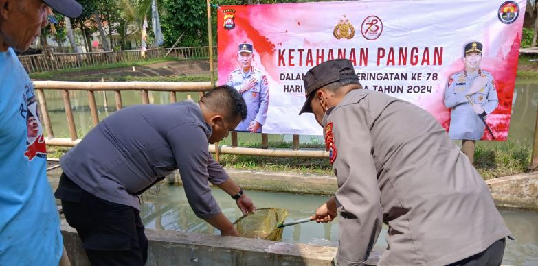 Polsek Banjar Berbagi Bibit Ikan Mas untuk Tingkatkan Ketahanan Pangan Masyarakat dalam Rangka Hari Bhayangkara ke-78 3 banjar