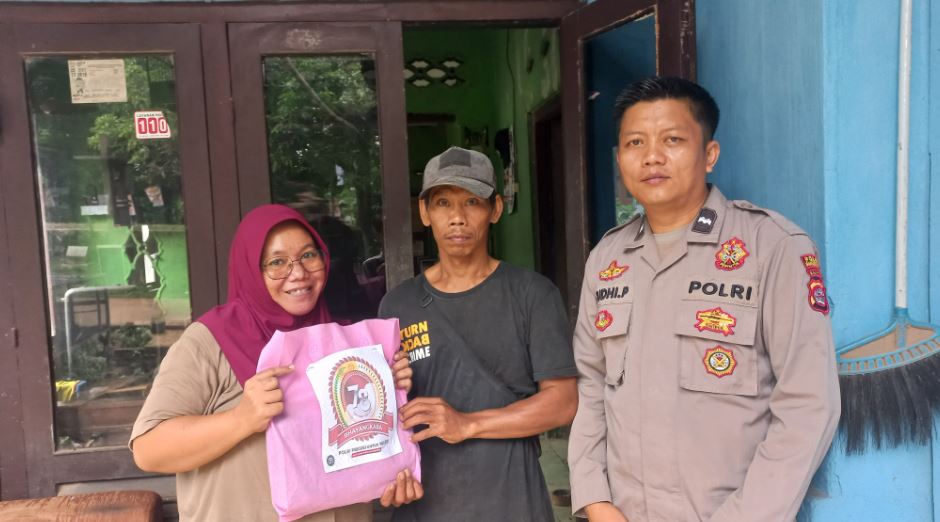 Bhabinkamtibmas Polsek Bojong Polres Pandeglang Berikan Bantuan Bahan Pokok kepada Warga Membutuhkan 1 pb