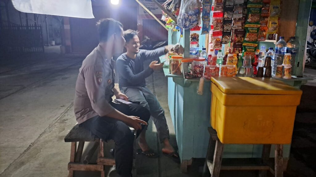 Patroli Polsek Cadasari Menjalin Kedekatan dengan Warga Sambil Menikmati Secangkir Kopi 1 WhatsApp Image 2024 06 30 at 07.12.18