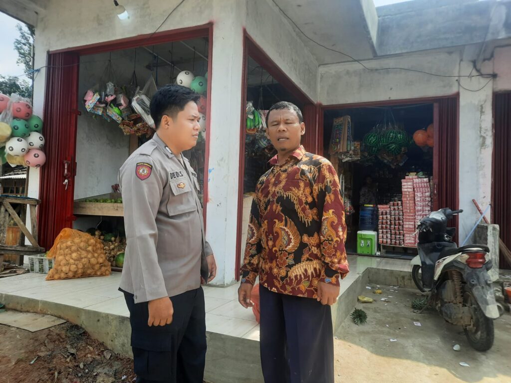 Bhabinkamtibmas Polsek Picung Sambangi Warga Desa Ciherang, Tingkatkan Kamtibmas dan Jalin Silaturahmi 3 WhatsApp Image 2024 06 30 at 12.42.08