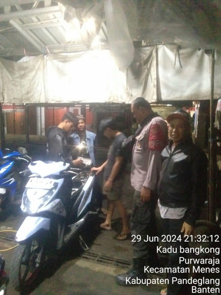 Polsek Menes Gelar Patroli Dialogis dan Periksa Kendaraan Pemuda Nongkrong 6 WhatsApp Image 2024 06 30 at 13.36.35