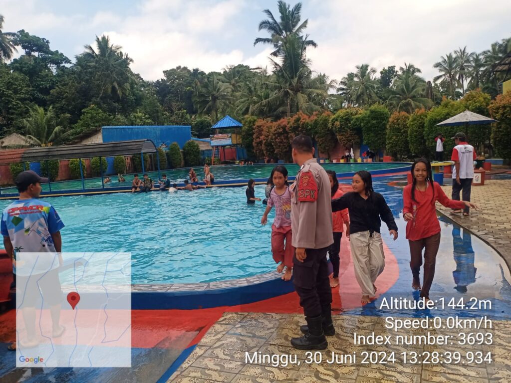 Tiap Hari Minggu Polsek Menes Lakukan Pengamanan dan Edukasi Pengunjung Di Kolam Renang 7 WhatsApp Image 2024 06 30 at 17.22.06