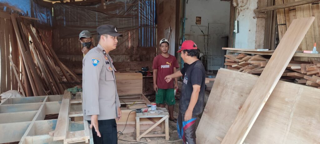 Polsek Cikeusik Gelar Sambang Kamtibmas dan Silaturahmi Bersama Warga 10 WhatsApp Image 2024 06 30 at 18.27.42