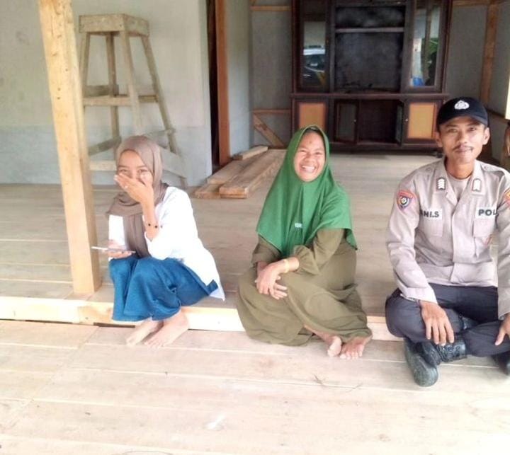 Kanit Binmas Polsek Angsana Polres Pandeglang Terjun Langsung Temui Warga Desa Angsana 1 WhatsApp Image 2024 06 30 at 18.54.56