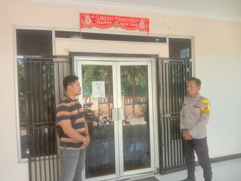 Polsek Carita dan TNI Amankan Ibadah Umat Nasrani di Pante Kosta Rahmat Carita 6 WhatsApp Image 2024 06 30 at 19.14.53