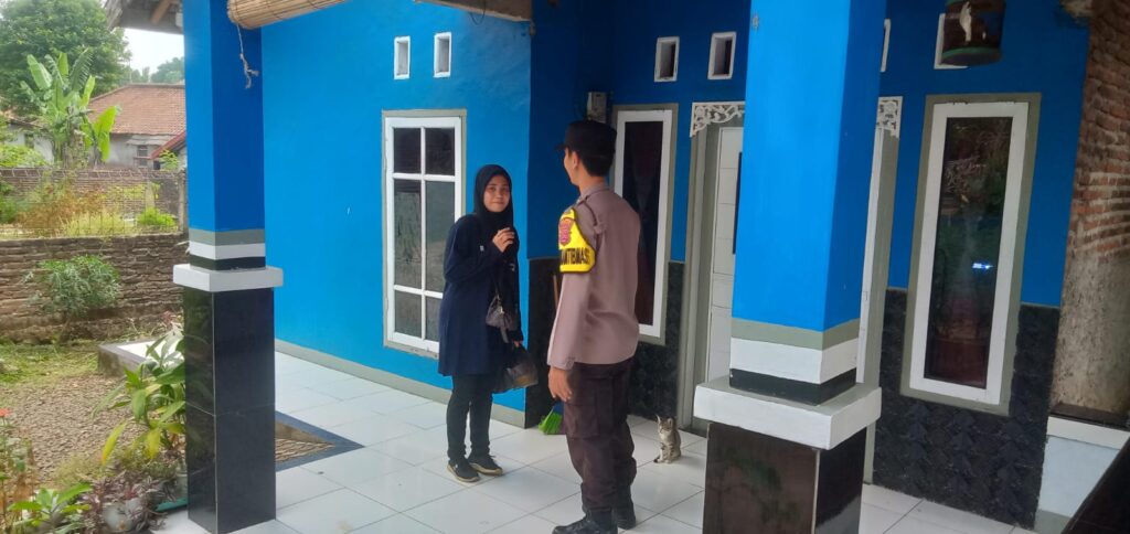 Bhabinkamtibmas Polsek Mandalawangi Polres Pandeglang Rutin Keliling Sambangi Warga 7 WhatsApp Image 2024 06 30 at 19.47.48
