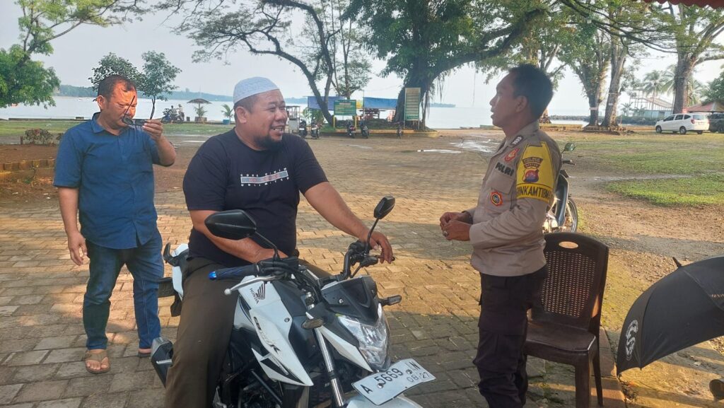 Polsek Carita Beri Himbauan kepada Pengunjung Pantai 8 WhatsApp Image 2024 07 01 at 01.02.52