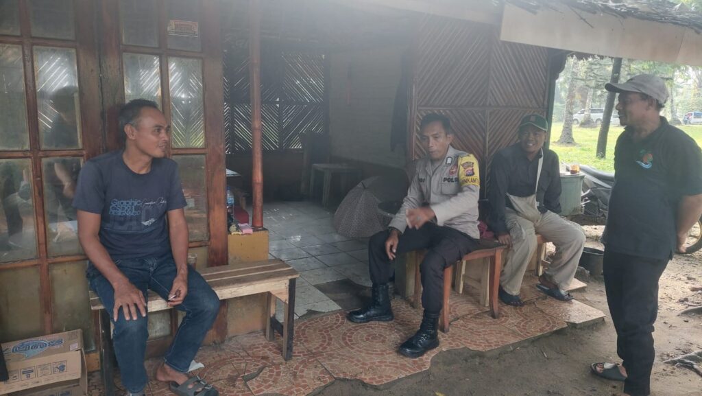 Bripka Yudi dan Briptu Riko Giat Patroli Wisata di Sekitaran Pantai Carita 9 WhatsApp Image 2024 07 01 at 01.05.30
