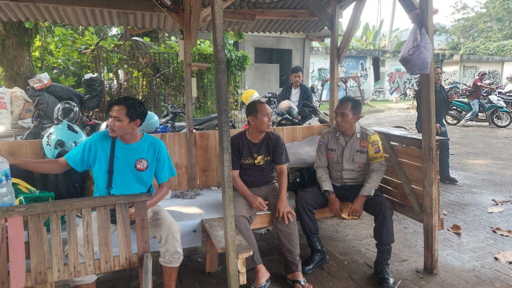 Bripka Yudi dari Polsek Carita Memberikan Himbauan kepada Penjaga Parkir Pantai 10 WhatsApp Image 2024 07 01 at 01.08.06