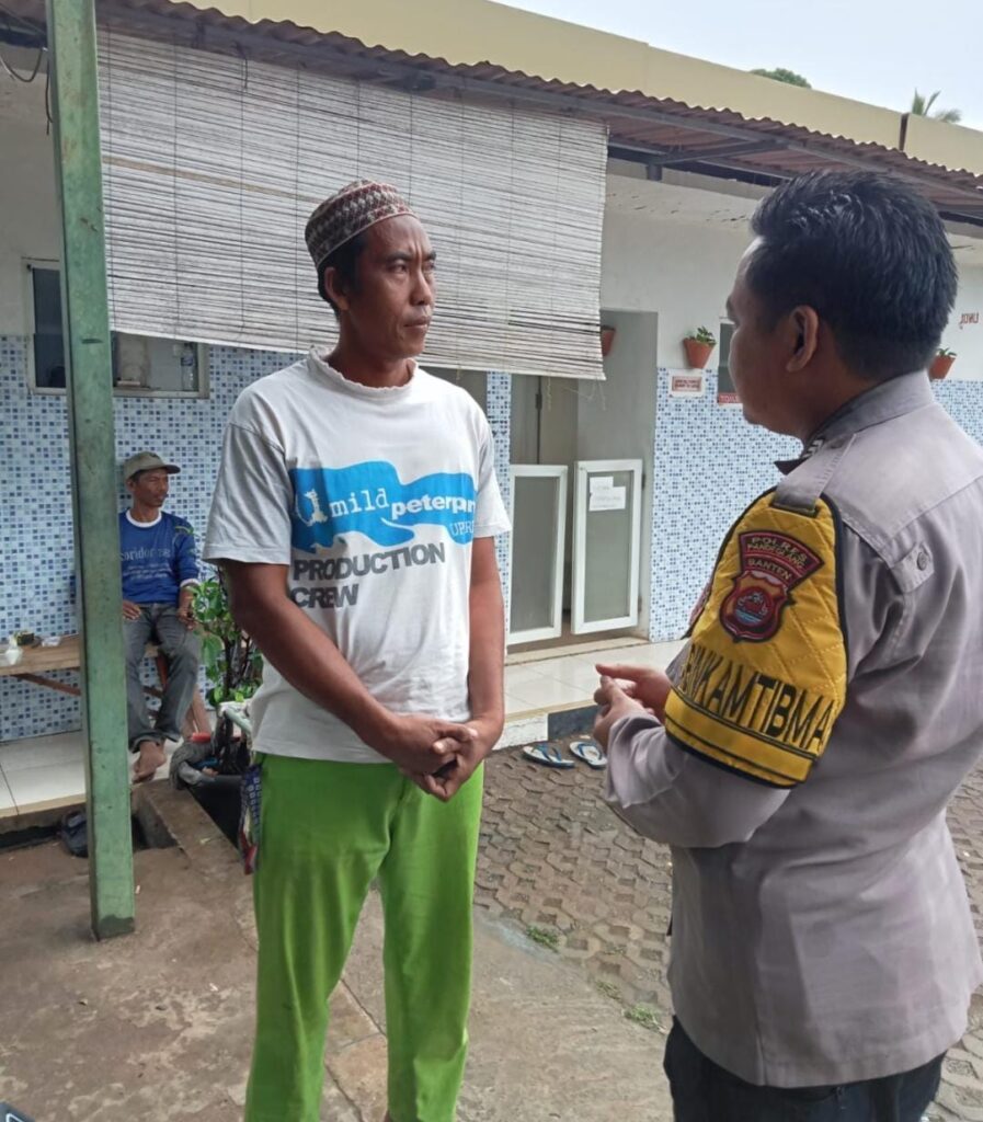 Personil Polsek Carita Bripka Bobi Lakukan Patroli Siang dan Memberikan Himbauan kepada Penjaga SPBU 2 WhatsApp Image 2024 07 01 at 20.58.45