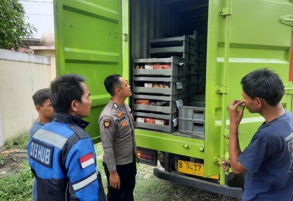 Personil Polsek Carita Bripka Yohan dan Dishub Pandeglang Melaksanakan Pengecekan Kendaraan Box di Wilayahnya 4 WhatsApp Image 2024 07 01 at 21.06.27
