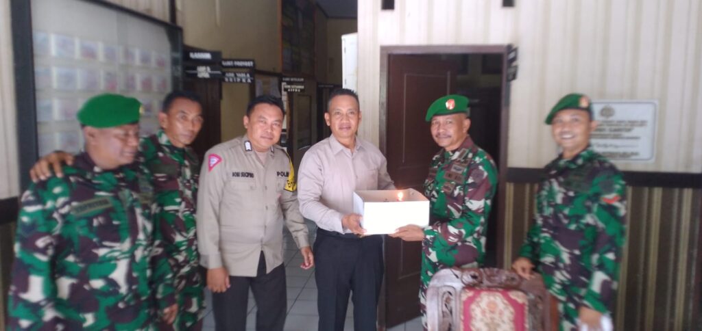 Polsek Carita Terima Kunjungan Spesial dari Koramil Labuan 5 WhatsApp Image 2024 07 01 at 21.10.46