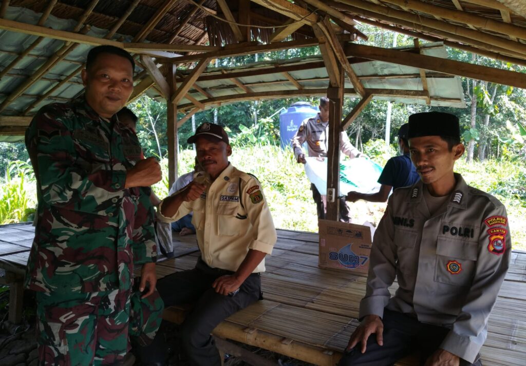 Kanit Binmas Polsek Angsana Terjun Langsung Temui Warga Desa Cikayas 8 WhatsApp Image 2024 07 02 at 05.32.02