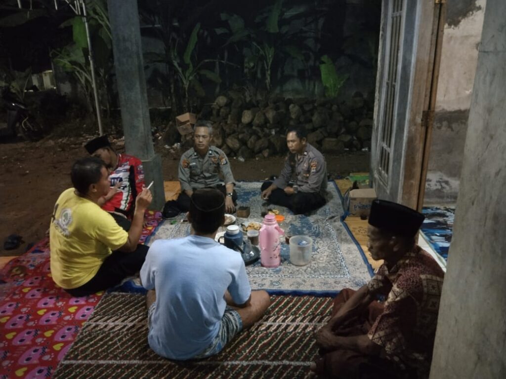 Tingkatkan Keamanan, Polsek Cadasari Gelar Patroli Malam Hari ke Rumah Warga 6 WhatsApp Image 2024 07 04 at 07.07.43