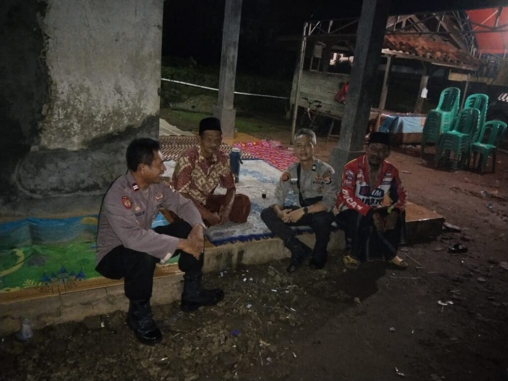 Patroli Malam Polsek Cadasari Bersama Warga Menjaga Keamanan dan Ketertiban Lingkungan 4 WhatsApp Image 2024 07 04 at 07.08.31