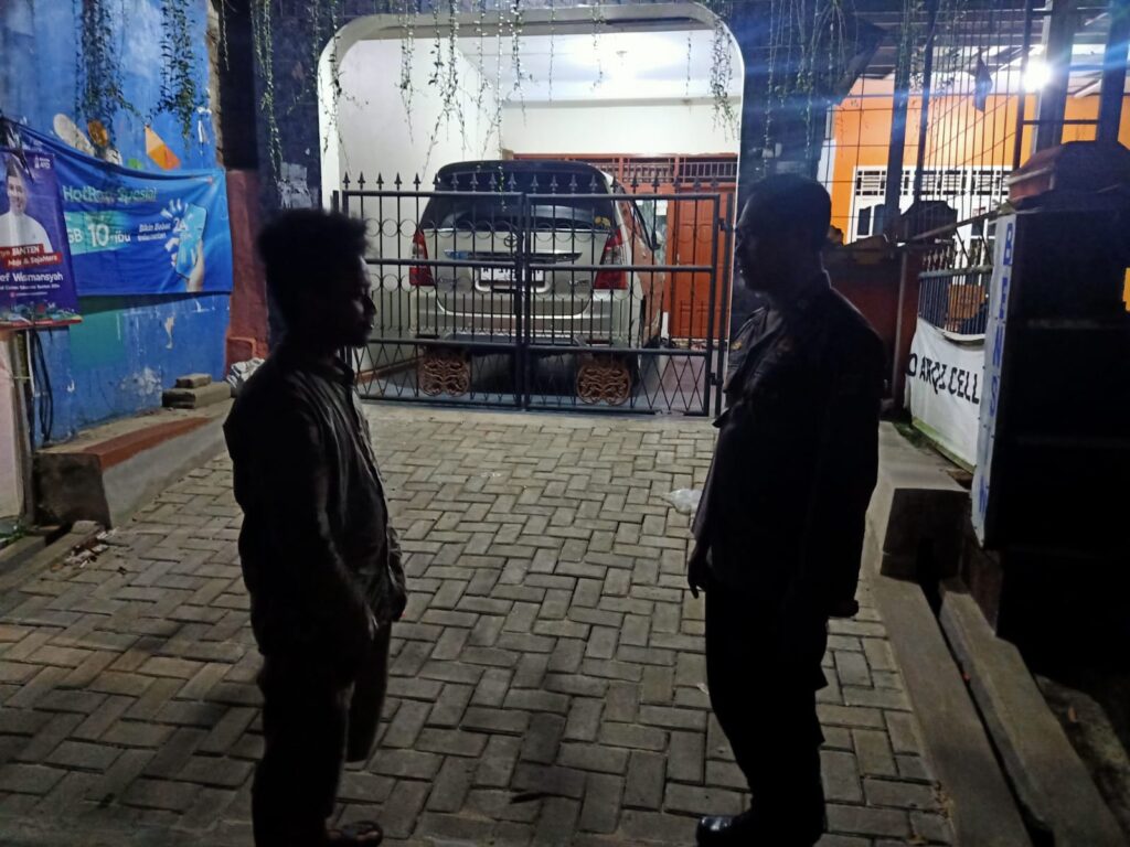 Polsek Cadasari: Kegiatan Patroli Malam Hari Terhadap Keamanan Warga 3 WhatsApp Image 2024 07 04 at 07.08.58
