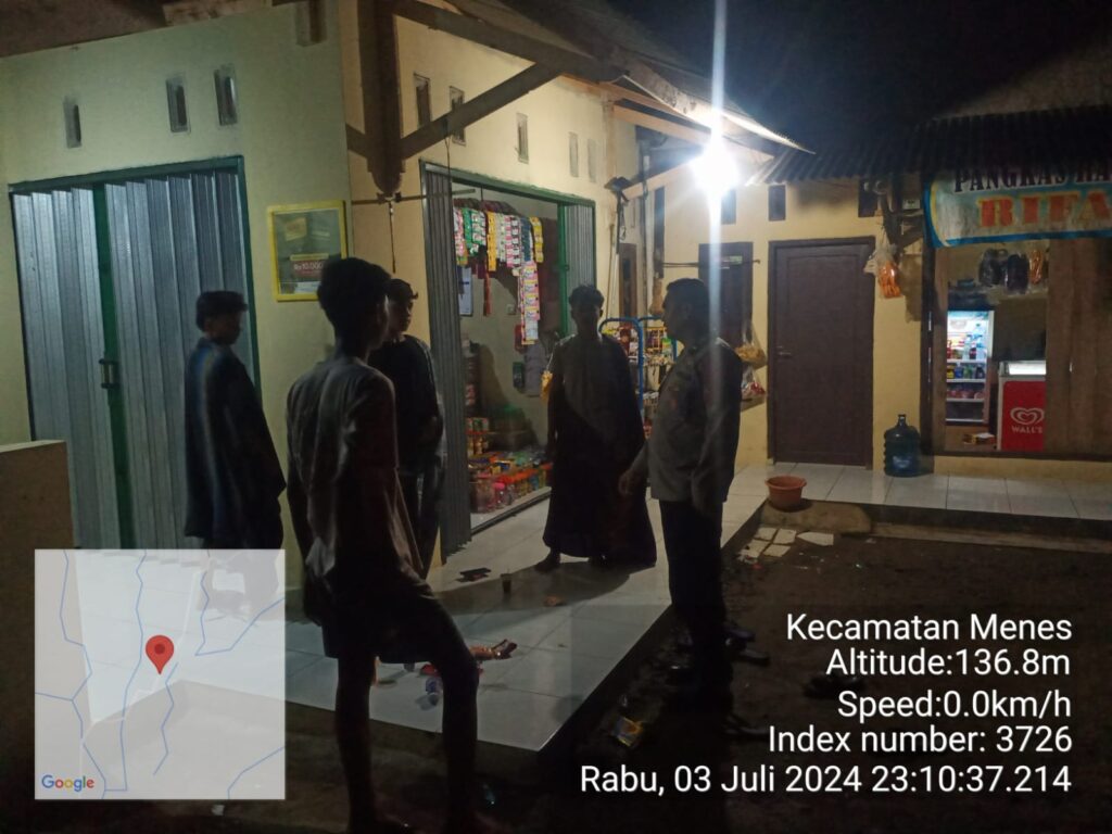 Polsek Menes Melaksanakan Patroli Dialogis Cegah Gangguan Kamtibmas di Malam Hari 2 WhatsApp Image 2024 07 04 at 07.31.09