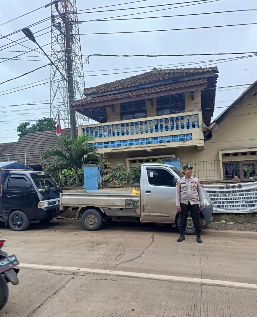Polsek Bojong Polres Pandeglang Laksanakan Pengaturan Lalu Lintas di Pertigaan Pasar Bojong 10 WhatsApp Image 2024 07 04 at 09.41.49