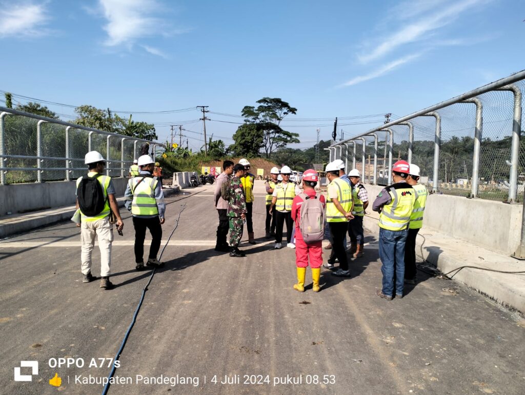 Polsek Bojong Bersama Koramil Bojong Monitoring Aset Jalan Jembatan yang Dibuat PT Sino 9 WhatsApp Image 2024 07 04 at 09.49.41
