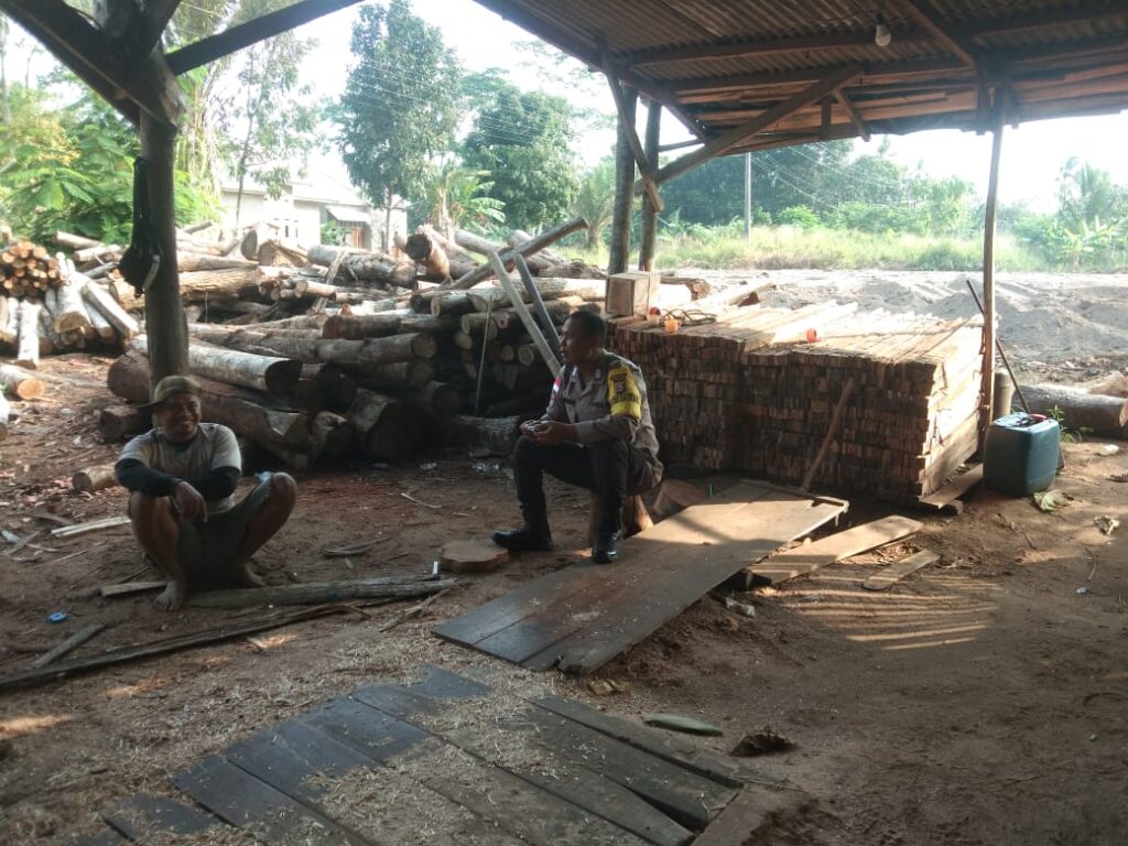 Giat Sambang Bhabinkamtibmas Polsek Cikeusik Membangun Kedekatan dengan Warga 9 WhatsApp Image 2024 07 04 at 17.23.28