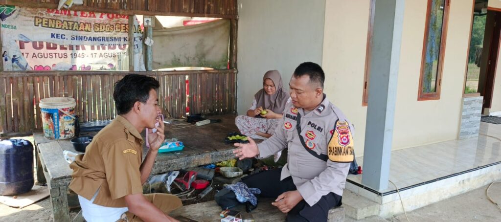 Bhabinkamtibmas Polsek Munjul Sambang Desa Untuk Menjaga Kamtibmas 8 WhatsApp Image 2024 07 04 at 17.47.48